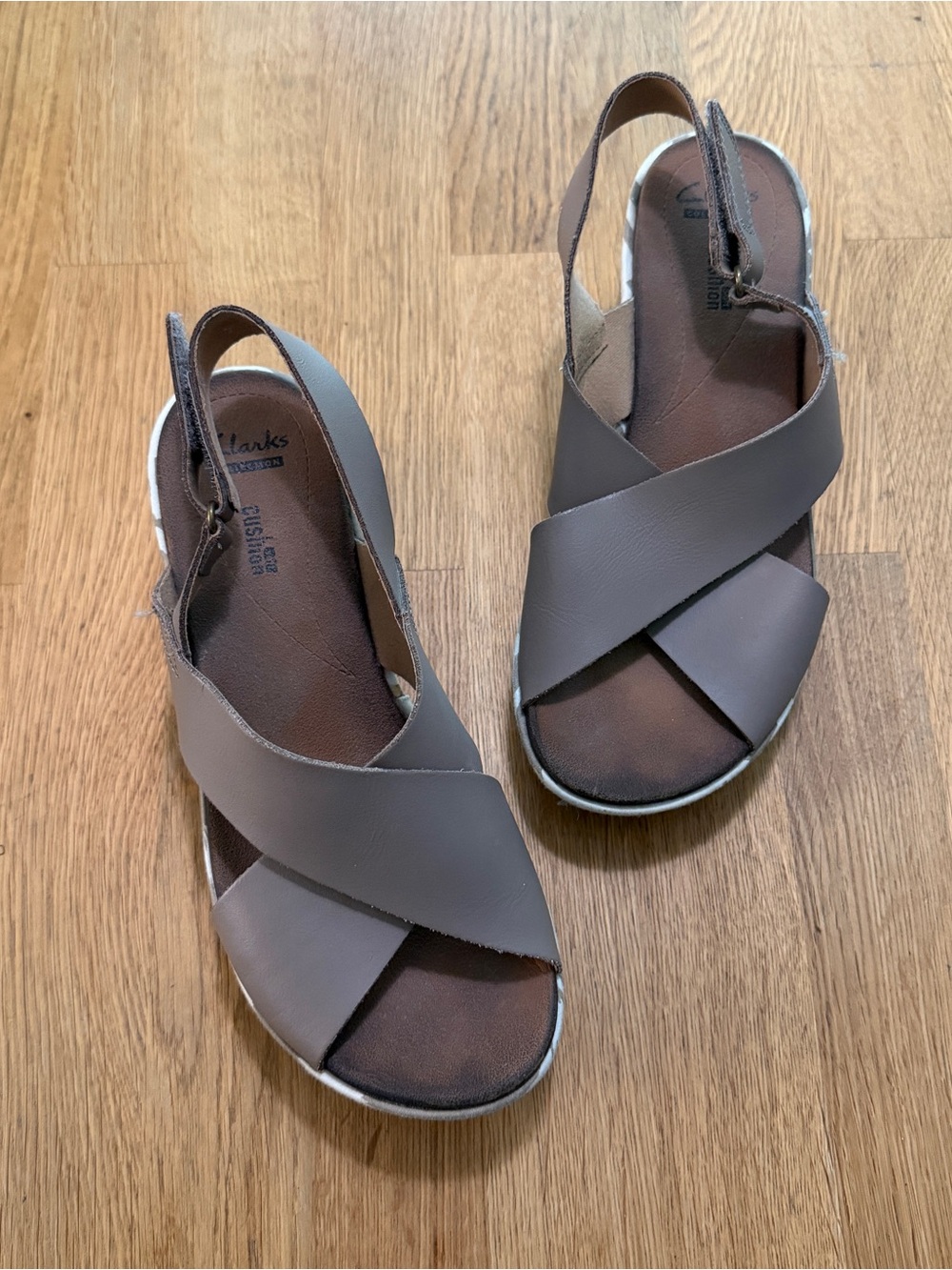 Clarks 6.5 WIDE Taupe Printed Wedge Open Toe Sandals